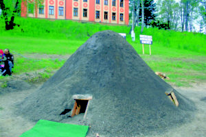 Kohlplatte mit Meiler unterhalb des Forsthauses von Grün vor der Entfachung 