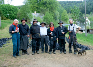 Das gesamte Köhlerteam von Grün mit der Ernte v.l.: S. Rymesch (Asch), C. Wilholm (Selb), D. Caran (Asch), K. Jacob Meng.-Häm.(Thür.), M. Caranova (Asch) H. Pohl (Selb) M. Rewcuk Grün, vom Ascher Forst