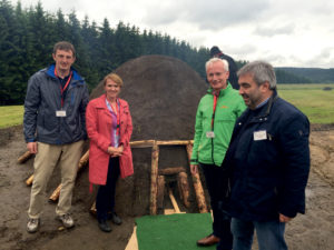 Geschafft! Die internationale Bewertungskommission mit dem Bürgermeister von Schönbach (li.)